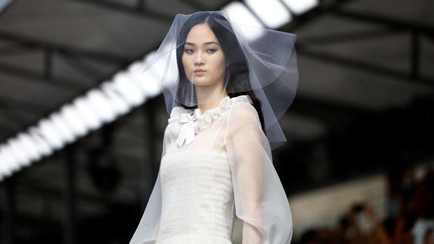 A model presents a creation by designer Virginie Viard as part of her Haute Couture Fall/Winter 2023-2024 collection show for fashion house Chanel on the banks of the River Seine in Paris, France, July 4, 2023. REUTERS/Sarah Meyssonnier