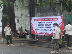Satpol PP Copot Spanduk Tolak People Power di Solo