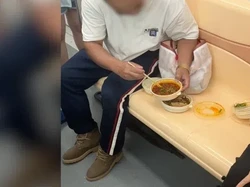 Sudah Ditegur, Penumpang Ini Tetap Asyik Gelar Rantang Makan di Kereta