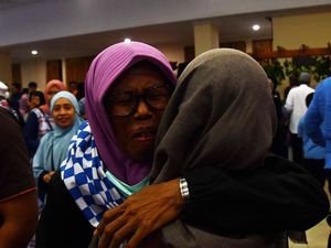 Tangis Bahagia Sambut Kedatangan Jemaah Haji di Madiun Tangis Bahagia Sambut Kedatangan Jemaah Haji di Madiun