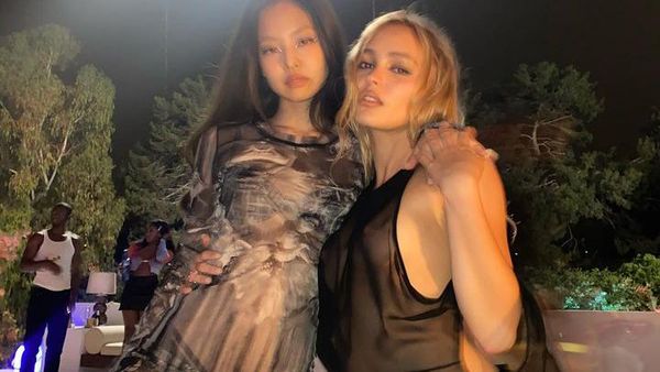 Resmi Tamat, Lily Rose-Depp Rilis Foto-foto Liar di Balik Layar The Idol