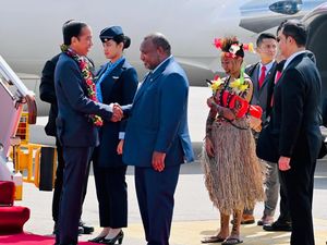 Tiba di Port Moresby, Jokowi Disambut Langsung PM Papua Nugini