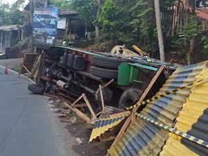 Truk Bawa 12 Ton Air Jalan Mundur Lalu Terguling di Tikungan Maut Tabanan