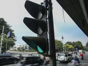 Jakarta Punya Lampu Merah Pintar: Ada Damkar-Ambulans, Lampu Hijau Lebih Lama Jakarta Punya Lampu Merah Pintar: Ada Damkar-Ambulans, Lampu Hijau Lebih Lama
