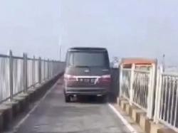 Polisi Kerap Kucing-kucingan dengan Pemobil Lewat Jalur Motor Suramadu