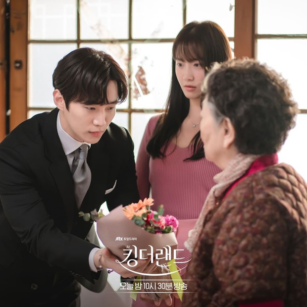 Yoona dan Junho dalam King The Land