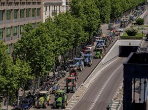 Aksi Petani Konvoi Traktor di Jalanan Madrid, Serukan Bantuan Kekeringan