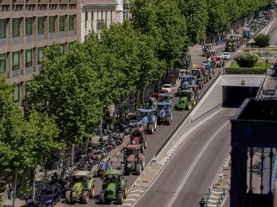 Aksi Petani Konvoi Traktor di Jalanan Madrid, Serukan Bantuan Kekeringan