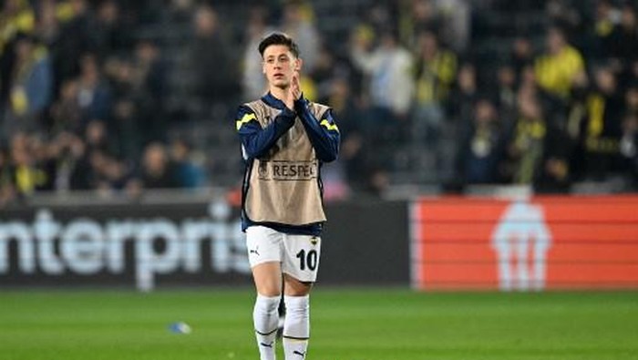 Fenerbahces Turkish midfielder Arda Guler warms up ahead of the UEFA Europa League last 16 second leg football match between Fenerbahce SK and Sevilla FC at the Fenerbahce Ulker stadium in Istanbul, on March 16, 2023. (Photo by OZAN KOSE / AFP)