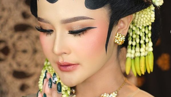 7 Potret Bella Bonita: Casual, Pakai Mukena hingga Ala Pengantin Jawa