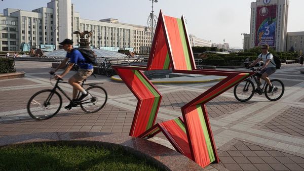 Dekorasi Bintang Raksasa Hiasi Lapangan Merdeka di Belarusia