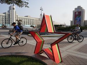 Dekorasi Bintang Raksasa Hiasi Lapangan Merdeka di Belarusia