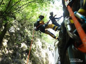 Coba Deh Canyoning di Curug Ngumpet, Seru Pakai Banget! Coba Deh Canyoning di Curug Ngumpet, Seru Pakai Banget!