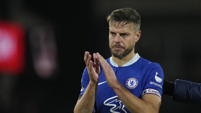 Chelseas Cesar Azpilicueta applauds after the English Premier League soccer match between Fulham and Chelsea at the Craven Cottage stadium in London Thursday, Jan. 12, 2023. (AP Photo/Alastair Grant)