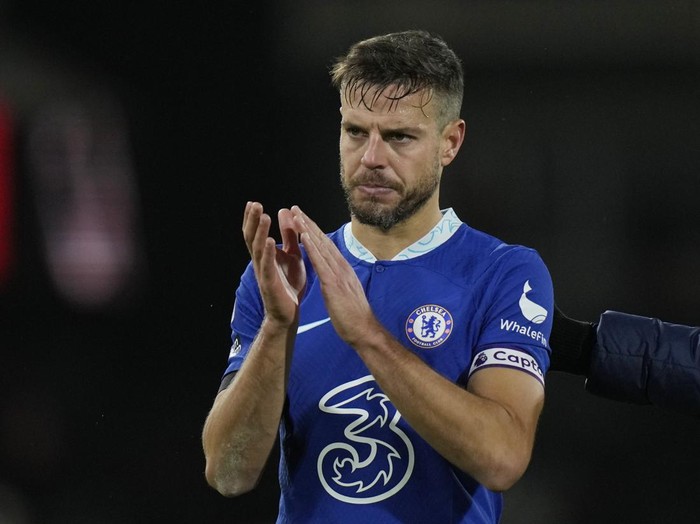 Chelsea's Cesar Azpilicueta applauds after the English Premier League soccer match between Fulham and Chelsea at the Craven Cottage stadium in London Thursday, Jan. 12, 2023. (AP Photo/Alastair Grant)