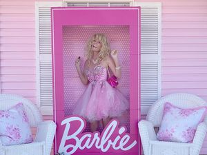 Kisah Nenek 54 Tahun yang Terobsesi Hidup Bak Barbie, Pilih Jadi Jomblo