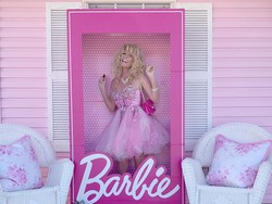 Kisah Nenek 54 Tahun yang Terobsesi Hidup Bak Barbie, Pilih Jadi Jomblo