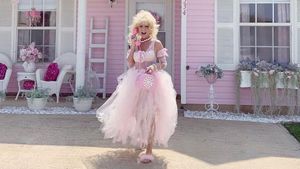 Potret Nenek yang Rela Jadi Jomblo Demi Hidup Bak Barbie, Rumahnya Serba Pink