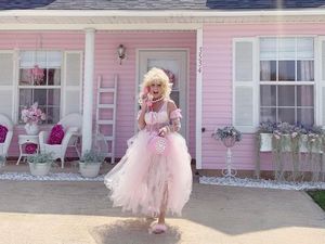 Potret Nenek yang Rela Jadi Jomblo Demi Hidup Bak Barbie, Rumahnya Serba Pink