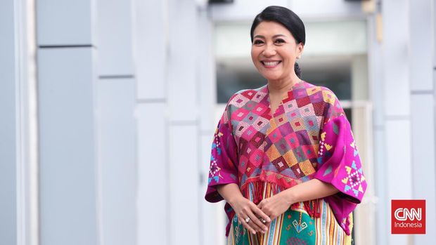 Istri Panglima TNI Jenderal (Purn) Andika Perkasa, Diah Erwiany Trisnamurti Hendrati usai berkunjung ke kantor CNN Indonesia, Jakarta, Rabu, 5 Juli 2023. CNN Indonesia/Safir Makki