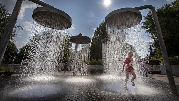 Ragam Cara Warga Dinginkan Badan saat Panas Ekstrem Menyengat Eropa