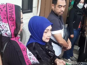 Eks Mertua Duga Venna Melinda Caper Kembalikan Barang Ferry Irawan di Depan Media Eks Mertua Duga Venna Melinda Caper Kembalikan Barang Ferry Irawan di Depan Media
