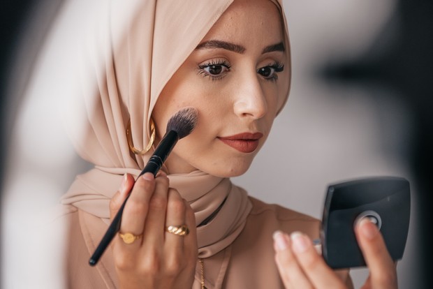 4 Alasan Pentingnya Tanda Sertifikasi Halal pada Produk Makeup