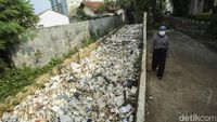 Jorok, Kali di Samping Balai Kota Depok Penuh Sampah