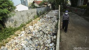 Jorok, Kali di Samping Balai Kota Depok Penuh Sampah
