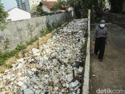Jorok, Kali di Samping Balai Kota Depok Penuh Sampah