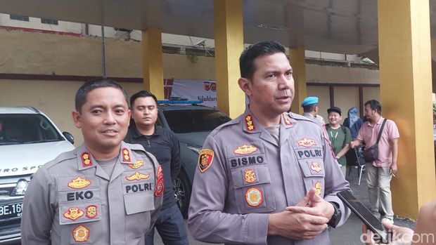 Kapolresta Bogor Kota Kombes Bismo Teguh Prakoso (kanan) didampingi Wakapolresta Bogor Kota AKBP Eko Prasetyo