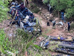 Ringsek! Bus Terjun ke Jurang di Meksiko, 29 Orang Tewas
