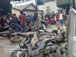 Xpander Tabrak 5 Motor di Malang gegara Sopir Ngantuk