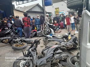 Xpander Tabrak 5 Motor di Malang gegara Sopir Ngantuk Xpander Tabrak 5 Motor di Malang gegara Sopir Ngantuk