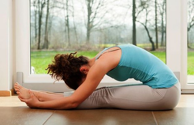 Pose Paschimottanasana membuat otot juga pikiran lebih rileks.