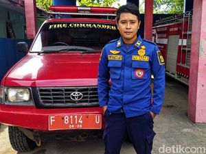 Tak Cuma Padamkan Api, Petugas Damkar Juga Evakuasi Sapi Masuk Sumur