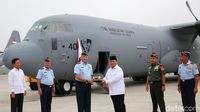 Momen Prabowo Serahkan Pesawat C-130J Super Hercules ke TNI