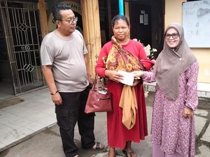 Wanita dan Bayinya Diusir Suami dari Rumah, Naik Travel Tapi Tak Ada Ongkos Wanita dan Bayinya Diusir Suami dari Rumah, Naik Travel Tapi Tak Ada Ongkos