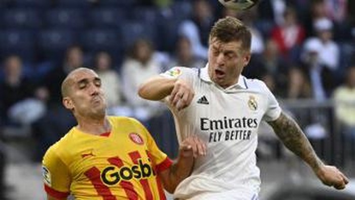Gironas Spanish midfielder Oriol Romeu (L) vies with Real Madrids German midfielder Toni Kroos during the Spanish league football match between Real Madrid CF and Girona FC at the Santiago Bernabeu stadium in Madrid on October 30, 2022. (Photo by PIERRE-PHILIPPE MARCOU / AFP)
