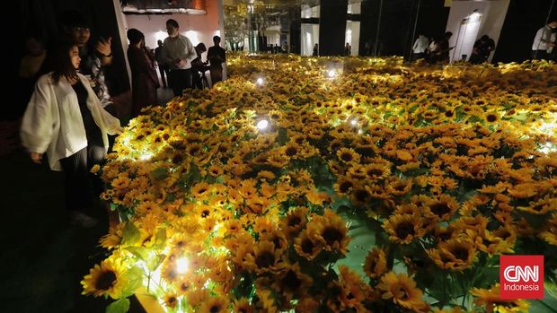 Pengunjung menikmati pameran multisensori Van Gogh Alive di Jakarta. Kamis, 6 Juli 2023. (CNN Indonesia/Adhi Wicaksono)