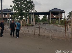 Kawat Berduri Terbentang Jelang Demo di Ponpes Al-Zaytun Kawat Berduri Terbentang Jelang Demo di Ponpes Al-Zaytun