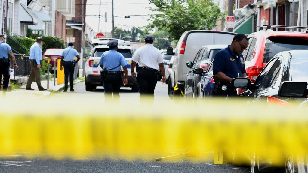 Polisi Olah TKP Penembakan yang Tewaskan 4 Orang di Philadelphia Polisi Olah TKP Penembakan yang Tewaskan 4 Orang di Philadelphia