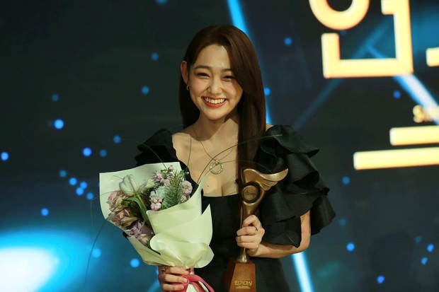Potret Kang Mi Na