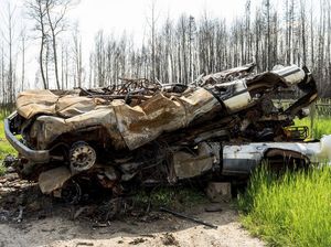 Penampakan Mobil Jadi Rongsokan Gegara Kebakaran Hutan di Kanada