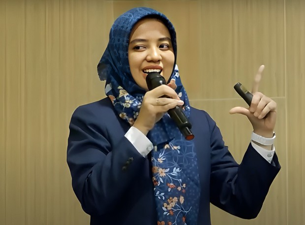 Potret nadia memaparkan materi/ Foto: Youtube.com/ Pembinaan Pustakawan Potret nadia memaparkan materi