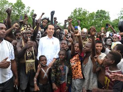 Resmikan Bandar Udara Ewer, Jokowi Disambut Suku Asmat
