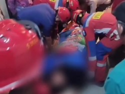 Pria Obesitas 230 Kg di Jaktim Dirujuk ke RS, Dievakuasi 8 Personel Damkar