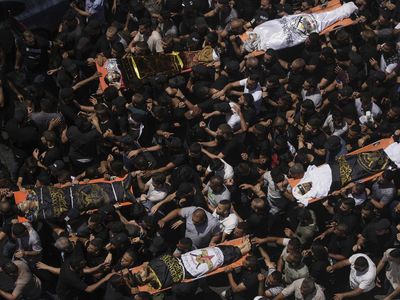 Ribuan Orang Antaar Pemakaman Korban Tewas Serangan Israel