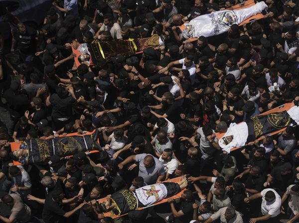 Ribuan Orang Antaar Pemakaman Korban Tewas Serangan Israel