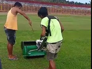 Jelang Laga PSM Makassar Vs Dewa United, Rumput Stadion BJ Habibie Dicukur Jelang Laga PSM Makassar Vs Dewa United, Rumput Stadion BJ Habibie Dicukur